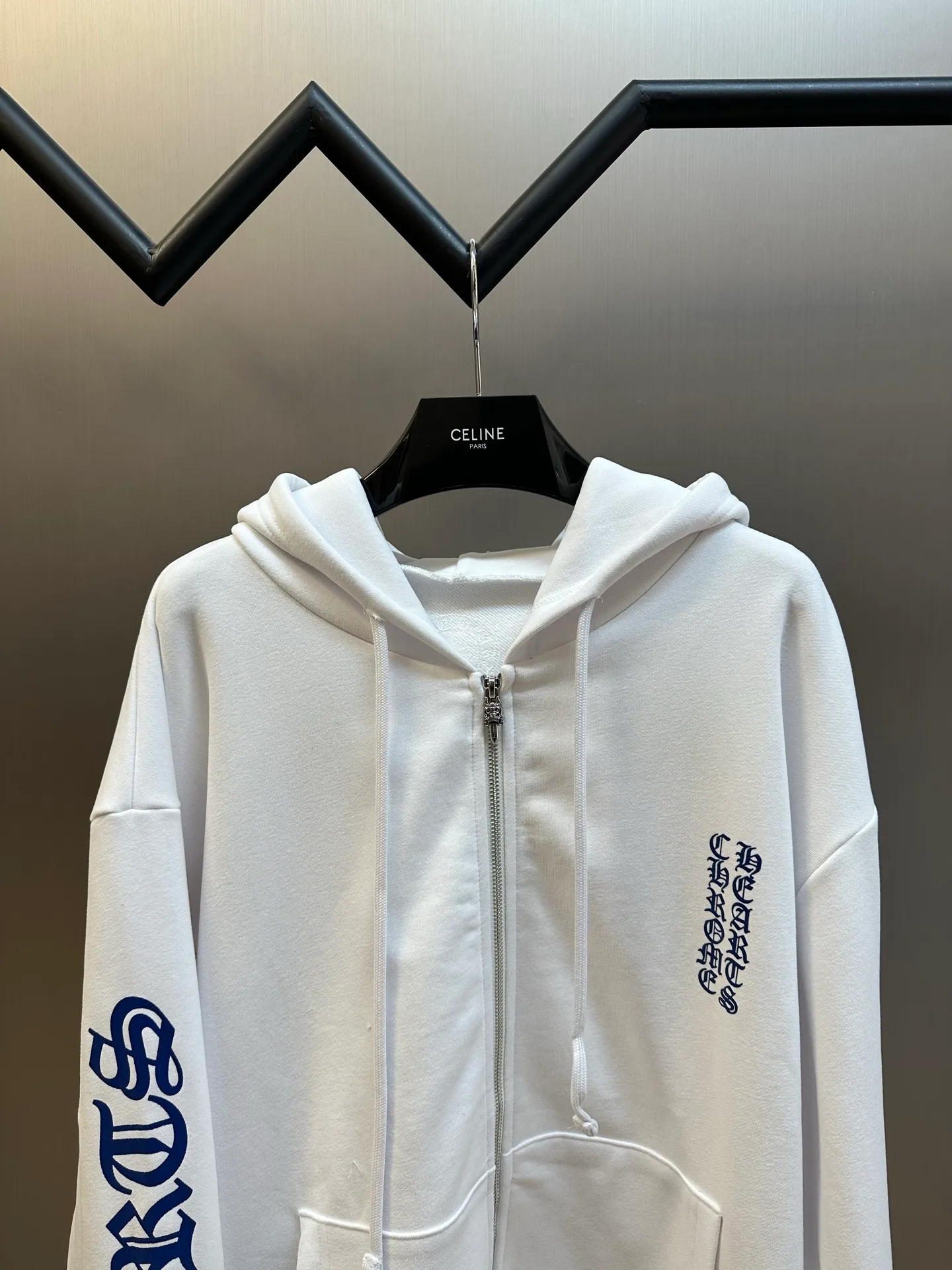 P470 Chrome Hearts Chrome Hearts Printed Zipper Sweatshirt Customized with soft cloud-like 100% cotton velvet feel sweatshirt fabric, Western Gothic text is embellished on the chest, controlling the visual focus and extending vertically from the wrist to the shoulder line. A wonderful touch to break up the monotony of sweatshirts. The zippered hooded silhouette deconstructs the lazy drape carrying suede. When the Gothic font meets all white, it not only retains the coldness of the Gothic, but also dissolves the depression of darkness with the purity of white.  Glue printing is used. The printing is modified by the film screen three times. The glue liquid paint is used to print the pattern on the fabric, and the fabric is baked to fix the printed pattern. Size: s m l xl